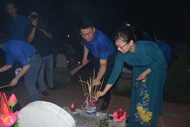 Lào Cai: Hơn 5.000 đoàn viên thanh niên thắp nến, dâng hương tri ân liệt sĩ - 2 Lào Cai: Hơn 5.000 đoàn viên thanh niên thắp nến, dâng hương tri ân liệt sĩ - 2
