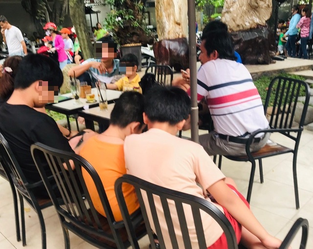 Giật mình trẻ ngồi trong nhà bóng nhưng bận... xài điện thoại, Ipad - 4 Giật mình trẻ ngồi trong nhà bóng nhưng bận... xài điện thoại, Ipad - 4