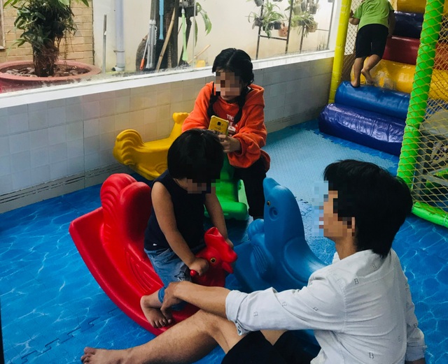 Giật mình trẻ ngồi trong nhà bóng nhưng bận... xài điện thoại, Ipad - 7 Giật mình trẻ ngồi trong nhà bóng nhưng bận... xài điện thoại, Ipad - 7