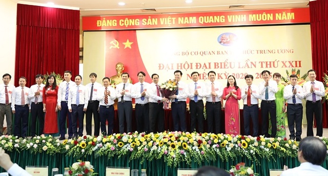 Ông Mai Văn Chính đắc cử Bí thư Đảng ủy Ban Tổ chức Trung ương khóa mới - 4