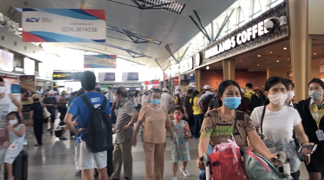 Du khách bình tĩnh chờ ở sân bay rời Đà Nẵng ngày giãn cách xã hội - 1