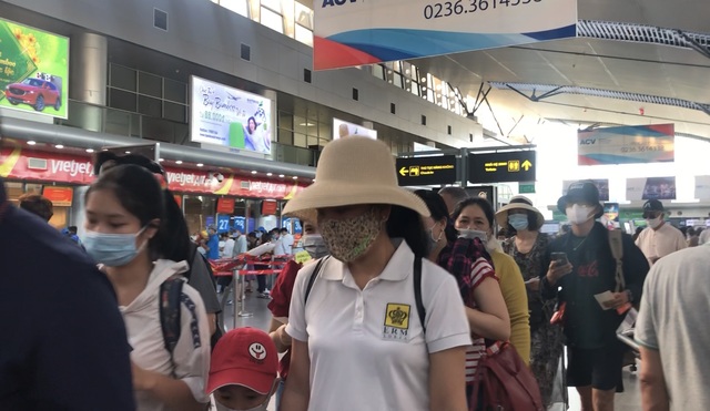 Du khách bình tĩnh chờ ở sân bay rời Đà Nẵng ngày giãn cách xã hội - 7 Du khách bình tĩnh chờ ở sân bay rời Đà Nẵng ngày giãn cách xã hội - 7
