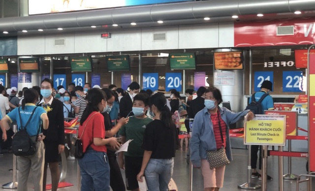Du khách bình tĩnh chờ ở sân bay rời Đà Nẵng ngày giãn cách xã hội - 2 Du khách bình tĩnh chờ ở sân bay rời Đà Nẵng ngày giãn cách xã hội - 2