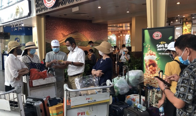 Du khách bình tĩnh chờ ở sân bay rời Đà Nẵng ngày giãn cách xã hội - 3 Du khách bình tĩnh chờ ở sân bay rời Đà Nẵng ngày giãn cách xã hội - 3