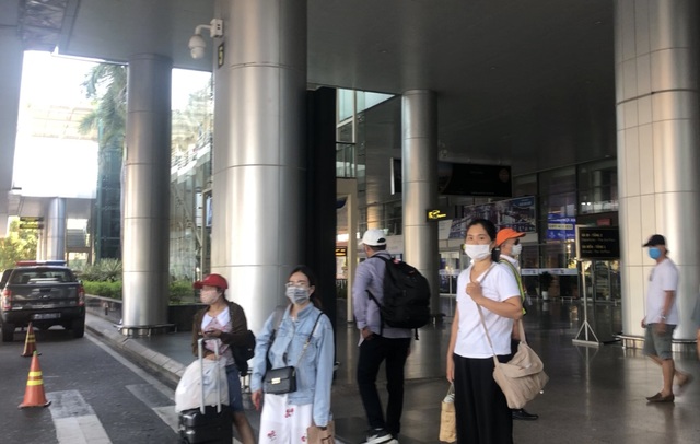 Du khách bình tĩnh chờ ở sân bay rời Đà Nẵng ngày giãn cách xã hội - 6 Du khách bình tĩnh chờ ở sân bay rời Đà Nẵng ngày giãn cách xã hội - 6