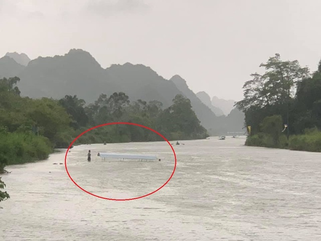Hà Nội: Lãnh đạo xã Hương Sơn lên tiếng vụ lật thuyền ở chùa Hương - 1 Hà Nội: Lãnh đạo xã Hương Sơn lên tiếng vụ lật thuyền ở chùa Hương - 1