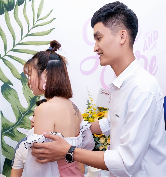 Vợ chồng Tuấn Hưng lần đầu xuất hiện sau thông tin tạm dừng sự nghiệp - 5 Vợ chồng Tuấn Hưng lần đầu xuất hiện sau thông tin tạm dừng sự nghiệp - 5
