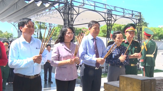 Quảng Trị: Phó Chủ tịch nước tri ân liệt sĩ, tặng quà gia đình chính sách - 2