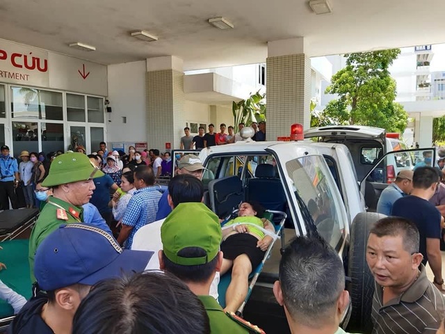 Những hình ảnh từ hiện trường vụ lật xe khách thảm khốc tại Quảng Bình - 8