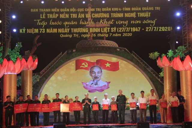 Xúc động chương trình tri ân liệt sĩ trên “đất thiêng” Thành cổ Quảng Trị - 5 Xúc động chương trình tri ân liệt sĩ trên “đất thiêng” Thành cổ Quảng Trị - 5