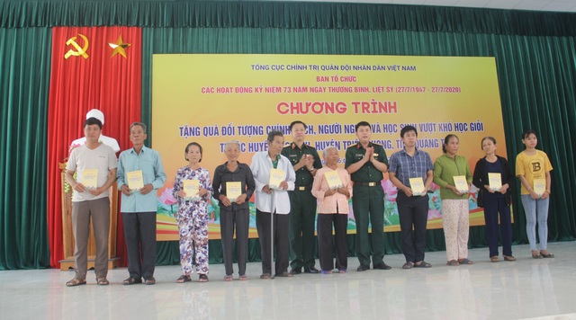Thanh niên Quân đội, Cục Chính trị Quân khu 4 tặng quà gia đình chính sách - 1 Thanh niên Quân đội, Cục Chính trị Quân khu 4 tặng quà gia đình chính sách - 1