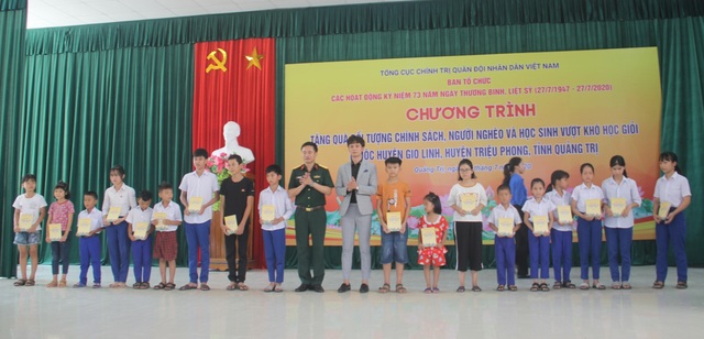 Thanh niên Quân đội, Cục Chính trị Quân khu 4 tặng quà gia đình chính sách - 2 Thanh niên Quân đội, Cục Chính trị Quân khu 4 tặng quà gia đình chính sách - 2