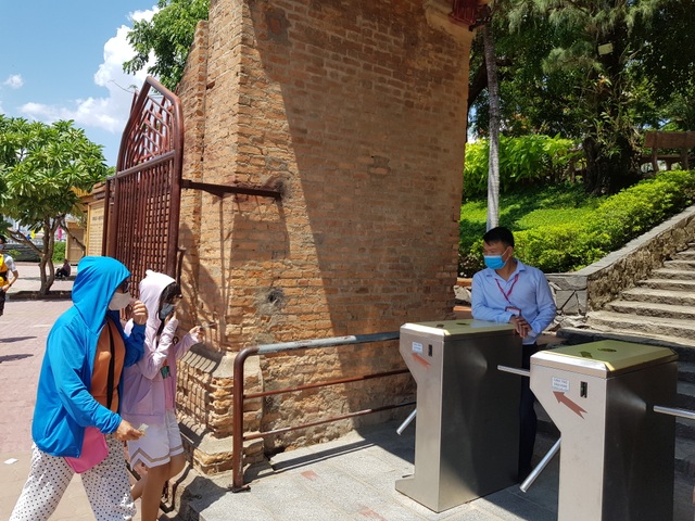 Nha Trang: Du khách đeo khẩu trang sau các ca nhiễm Covid-19 tại Đà Nẵng - 3 Nha Trang: Du khách đeo khẩu trang sau các ca nhiễm Covid-19 tại Đà Nẵng - 3