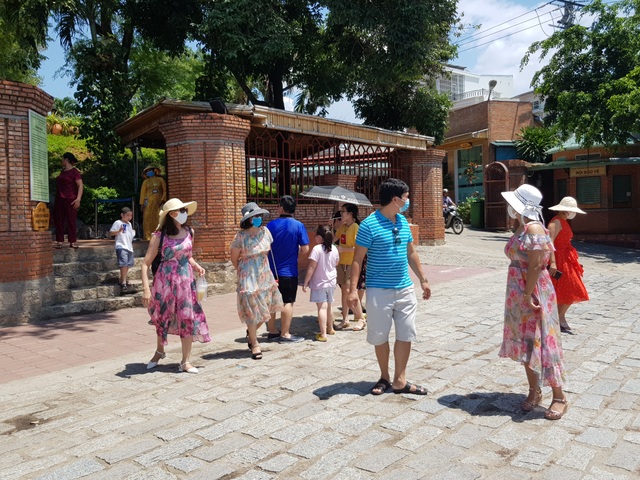 Nha Trang: Du khách đeo khẩu trang sau các ca nhiễm Covid-19 tại Đà Nẵng - 4 Nha Trang: Du khách đeo khẩu trang sau các ca nhiễm Covid-19 tại Đà Nẵng - 4