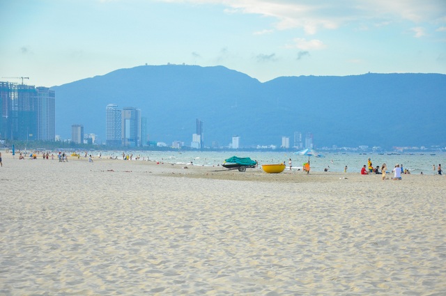 Bãi biển Mỹ Khê Đà Nẵng trong ngày đầu áp dụng giãn cách xã hội - 1