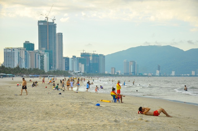 Bãi biển Mỹ Khê Đà Nẵng trong ngày đầu áp dụng giãn cách xã hội - 10 Bãi biển Mỹ Khê Đà Nẵng trong ngày đầu áp dụng giãn cách xã hội - 10