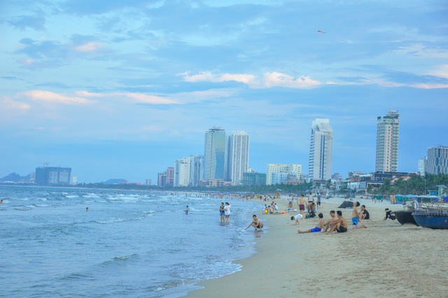 Bãi biển Mỹ Khê Đà Nẵng trong ngày đầu áp dụng giãn cách xã hội - Đài Phát thanh và Truyền hình Thanh Hóa