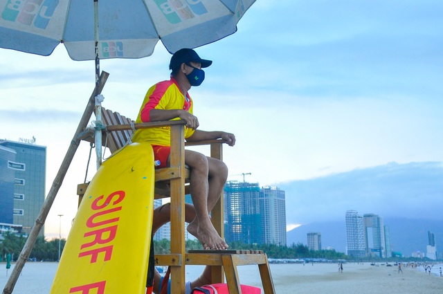Bãi biển Mỹ Khê Đà Nẵng trong ngày đầu áp dụng giãn cách xã hội - 4