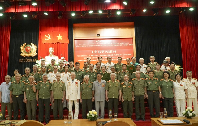 Tô đẹp thêm hình ảnh người cán bộ công an chi viện miền nam - 1 Tô đẹp thêm hình ảnh người cán bộ công an chi viện miền nam - 1