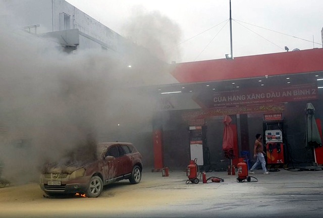 Hà Nội: Ô tô bốc cháy tại cây xăng - 1 Hà Nội: Ô tô bốc cháy tại cây xăng - 1