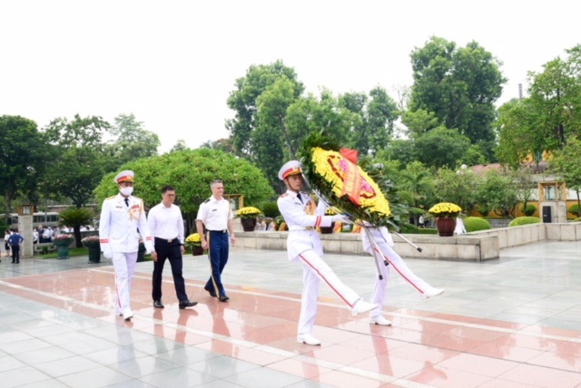 Tùy viên Quốc phòng Mỹ viếng Đài tưởng niệm các Anh hùng Liệt sỹ - 1 Tùy viên Quốc phòng Mỹ viếng Đài tưởng niệm các Anh hùng Liệt sỹ - 1