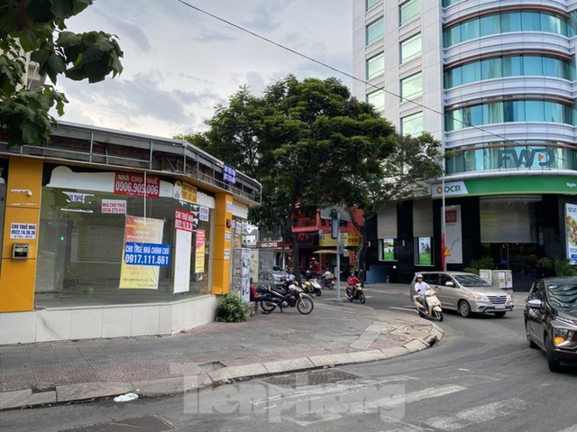 Nhà phố tiền tỷ thi nhau đóng cửa, treo biển cho thuê ở trung tâm Sài Gòn - 2 Nhà phố tiền tỷ thi nhau đóng cửa, treo biển cho thuê ở trung tâm Sài Gòn - 2