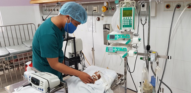 Sự sống mong manh của bé trai bị bỏ rơi hấp hối trong sân chùa - 4 Sự sống mong manh của bé trai bị bỏ rơi hấp hối trong sân chùa - 4