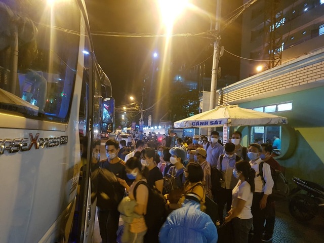 Nhân viên y tế Bệnh viện Đà Nẵng được đưa đi cách ly ở khách sạn - 1