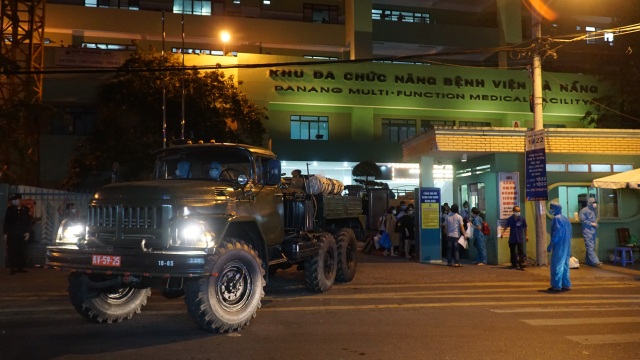 Quân đội phun thuốc khử khuẩn 2 bệnh viện ở Đà Nẵng - 1 Quân đội phun thuốc khử khuẩn 2 bệnh viện ở Đà Nẵng - 1