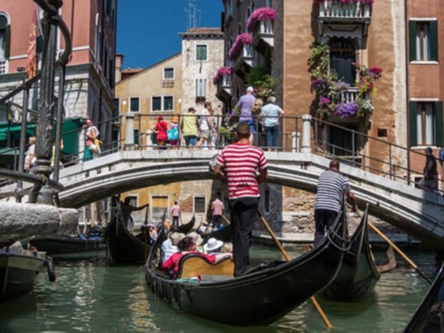 Venice giảm công suất thuyền Gondola vì tình trạng du khách “quá cân” - 1
