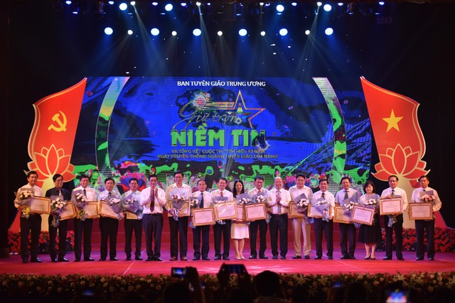 Trao giải cuộc thi tìm hiểu 90 năm ngành Tuyên giáo của Đảng - 5 Trao giải cuộc thi tìm hiểu 90 năm ngành Tuyên giáo của Đảng - 5