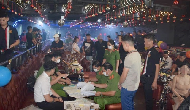 24 dân chơi phê ma túy trong quán bar - 1 24 dân chơi phê ma túy trong quán bar - 1