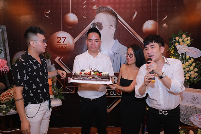 Quang Hà tổ chức tiệc sinh nhật cho “ông bầu” Quang Cường - 2 Quang Hà tổ chức tiệc sinh nhật cho “ông bầu” Quang Cường - 2