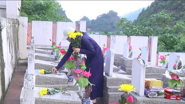 Hình ảnh cảm động người dân phố núi biên giới Mường Khương viếng liệt sĩ - 10 Hình ảnh cảm động người dân phố núi biên giới Mường Khương viếng liệt sĩ - 10