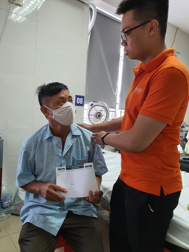 Tiếp tục trao 30 triệu đồng đến người đàn ông nguy kịch - 1 Tiếp tục trao 30 triệu đồng đến người đàn ông nguy kịch - 1