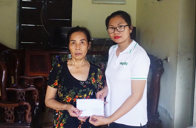 Những người vợ liệt sĩ rưng rưng xúc động nhận quà giúp đỡ của báo Dân trí - 3 Những người vợ liệt sĩ rưng rưng xúc động nhận quà giúp đỡ của báo Dân trí - 3