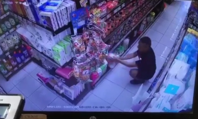 Người đàn ông vào siêu thị bôi nước bọt là bệnh nhân tâm thần - 1 Người đàn ông vào siêu thị bôi nước bọt là bệnh nhân tâm thần - 1