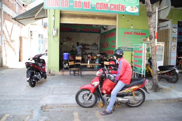 Phòng dịch Covid-19, hàng quán ở Đà Nẵng chỉ bán cho khách mang về - 1