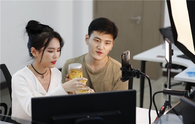 Kinh doanh qua livestream giúp cử nhân sống khỏe mùa dịch Covid-19 - 1 Kinh doanh qua livestream giúp cử nhân sống khỏe mùa dịch Covid-19 - 1