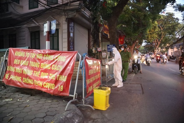 Phun khử khuẩn nơi có trường hợp nghi mắc Covid-19 trên phố Hoàng Hoa Thám - 4 Phun khử khuẩn nơi có trường hợp nghi mắc Covid-19 trên phố Hoàng Hoa Thám - 4