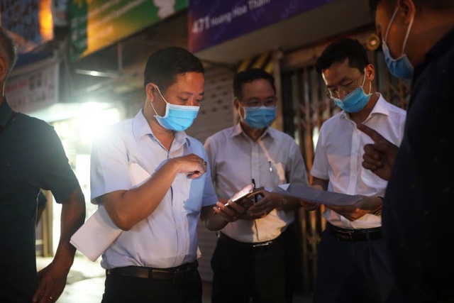 Phun khử khuẩn nơi có trường hợp nghi mắc Covid-19 trên phố Hoàng Hoa Thám - 11 Phun khử khuẩn nơi có trường hợp nghi mắc Covid-19 trên phố Hoàng Hoa Thám - 11