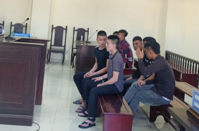 Bị truy sát, nam thanh niên tông vào cột đèn tử vong - 1 Bị truy sát, nam thanh niên tông vào cột đèn tử vong - 1