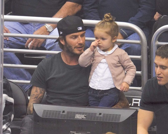 “Công chúa nhà Beckham” đã lớn và biết làm điệu như thế này... - 4 “Công chúa nhà Beckham” đã lớn và biết làm điệu như thế này... - 4