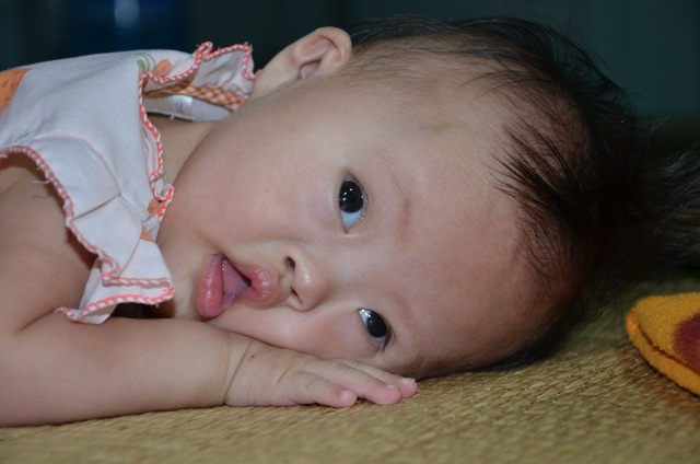 Thương cảnh mẹ con bé gái nhiều lần ngủ gục bên hành lang bệnh viện - 2 Thương cảnh mẹ con bé gái nhiều lần ngủ gục bên hành lang bệnh viện - 2