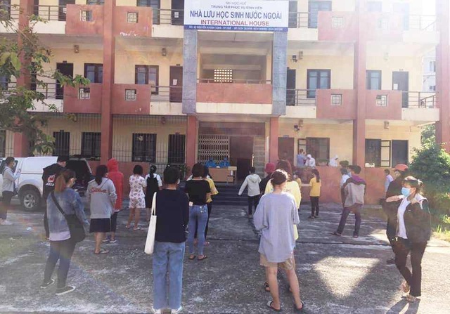 Sinh viên Đại học Huế đến từ các vùng dịch được lấy mẫu xét nghiệm Covid-19 - 1 Sinh viên Đại học Huế đến từ các vùng dịch được lấy mẫu xét nghiệm Covid-19 - 1