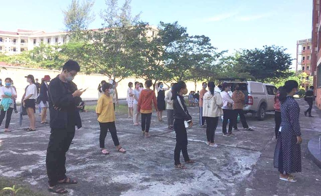 Sinh viên Đại học Huế đến từ các vùng dịch được lấy mẫu xét nghiệm Covid-19 - 2 Sinh viên Đại học Huế đến từ các vùng dịch được lấy mẫu xét nghiệm Covid-19 - 2