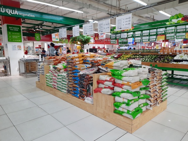 Siêu thị chuẩn bị sẵn gạo, mì gói, khẩu trang, người dân “tha hồ” mua sắm - 11 Siêu thị chuẩn bị sẵn gạo, mì gói, khẩu trang, người dân “tha hồ” mua sắm - 11