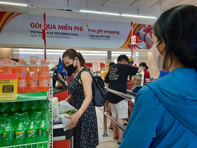 Siêu thị chuẩn bị sẵn gạo, mì gói, khẩu trang, người dân “tha hồ” mua sắm - 5 Siêu thị chuẩn bị sẵn gạo, mì gói, khẩu trang, người dân “tha hồ” mua sắm - 5