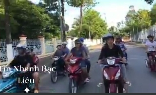 Xử phạt nhóm thanh niên chạy xe dàn hàng, bốc đầu, hát hò loạn phố - 1 Xử phạt nhóm thanh niên chạy xe dàn hàng, bốc đầu, hát hò loạn phố - 1