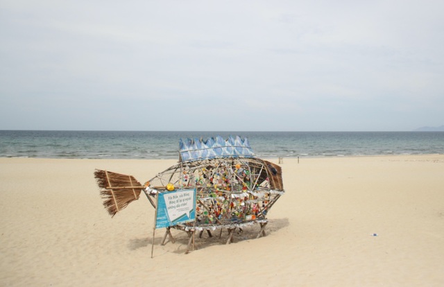 Đà Nẵng: Hàng quán cửa đóng then cài, phố phường vắng vẻ - 7